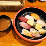 Rokusen Tsutenkaku Honten - 令和2年12月
                        ランチタイム
                        にぎり定食 550円