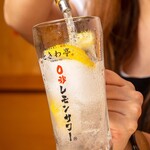 0 Byo Lemon Sour Sendai Horumon Yakiniku Sakaba Tokiwatei Hiratsuka Ten - とにかく待ち時間がゼロ！！！ 「飲みたい時に、飲み物がない！」 「注文したのになかなか来ない！」 そのような心配は一切無用！！ 卓上のレバーをひねるだけでレモンサワーが飲めるので待ち時間もストレスもゼロ！まさに0秒レモンサワー♪