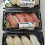 Chiyoda Sushi Yatsu Ten - ほたて、ぶり、つぶ貝(それぞれ 390円)