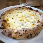 PIZZAREVO - ＊クアトロ・フォルマッジ・ビアンカ・・チーズもタップリ。4種のチーズを使用されゴルゴンゾーラも入っているようですが、クセのないマイルドな味わい。