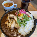 ALLY's Noyabashi Ten - チキンカレー(ご飯大盛り無料)¥1.100 は、ドリンクもサラダもスープも付いて全てが美味しい