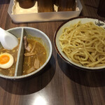 Tsukemen Enaku - ノーマルとカレーのハーフ&ハーフ。