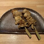 Kamado Ka Tachikawa Ten - 焼き鳥・皮（タレ）　1本・190円（税抜）