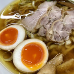 Teuchi Oyadori Chuka Soba Ayagawa - 親鶏チャーシューと鶏皮にサービス自家製煮卵トッピング