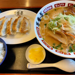 ラーメン屋 壱番亭 - 味噌ラーメンと餃子とライスのセット
            