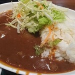 Manten Sakaba Omori Ten - 濃いめの甘口カレー。カレーの器にサラダが乗ります。