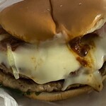 MOS BURGER Turumi Honchotori Ten - ダブルとびきりスパイス＆デミ 国産燻（いぶ）し豚ロースとチーズ～北海道産ゴーダチーズ使用～アップ