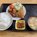 御食事処 藤 - ご飯大、おかず盛り、味噌汁、漬物(サービス)
      合計¥560-
      少なそうに見えるけど、結構お腹いっぱいになる(*^^*)