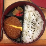 東京亭 - 丸いのをパカっと。
            
            コレが付くから『蕎麦弁当』だからねヽ(´o｀
            
            何処の蕎麦屋も蕎麦弁当の中身は大体同じ。
            
            かけ蕎麦で弁当の中身を海老天と出汁巻なんかにすりゃイイんじゃねーかな？？？
            