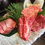 焼肉 べこ亭 - セットのお肉(2名でそれぞれ違うセットをオーダー)の盛り合わせ