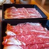 Shabu Shabu Sukiyaki Dontei Oyama Ten - 手前が和牛、奥がロースポーク