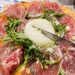 Pizzeria Asso da yamaguchi Nakazakicho Ten - ブッラータチーズがまるまる１個
                        真っ白でモチモチつるんとした表面