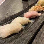 Sushi Bar The Ǝnd -Endo- - 左から　網走産黒ガレイ、愛媛産カツ〆ブリ、網走産炙りキンキ