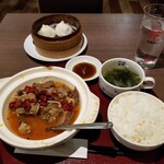 Ippin Yum cha Enmei - 牛肉四川風土鍋ランチ。