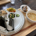 Omusubi cafe Tsubu - プレートランチ800円+50円