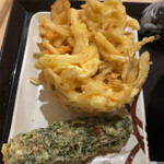 Marugame Seimen Ionmo-Ru Hiroshima Gion Ten - 野菜かき揚げとチーズ竹輪の磯辺揚げ。