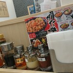 Densetsu no Sutadon Ya Wing Kitchen Kanazawa Hakkei Ten - 卓上の調味料など