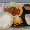 百席 - 料理写真:ロースカツ定食〜この位置からだとごくフツー