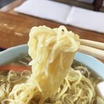 中華・永芳 - 麺は中細麺です。よく町の中華料理店で出てくるタイプのものですが、とろり餡が絡んで美味しい！