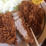 Tonkatsu Suzuya - 衣は胡麻油の香りが感じられる。柔らかくサクッと食感の優れものです♪