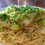 Nandemo Ya - ほうら、こんなんですよ。青海苔とキャベツで全体的に緑色。中華麺の色が黄みがかってるから、全体としての色調が健康的で食欲をそそる素敵な見た目です。ひと口ひと口進めていきます。ありがたーい気持ちになります