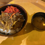 食堂 パンケ - 牛丼　通常価格　800円　味噌汁付