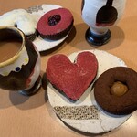 mister Donut Opera Park Suminodo Shop - デニッシュショコラ フランボワーズ(左)：フォンダンショコラドーナツ キャラメル(右)