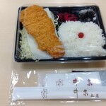 Isen Honten Nihonbashi Takashimaya Ten - ロースかつ弁当 918円 ♪