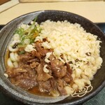 Hanamaru Udon Shibuya Eki Nishiguchi Ten - 牛肉温玉ぶっかけ（小）。天かすと七味はセルフサービスで