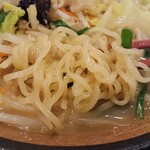 幸楽苑 - 麺は普通の太さ。