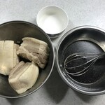 Suehiro Meat - 茹で豚は塊のまま、酢豚のタレと水溶き片栗粉を準備