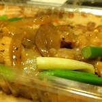 華龍DELI - 「若鶏と胡椒炒め」です。手前右側にニンニクの芽が3~4本あります。小間切れの若鶏は片栗粉をまぶして炒めているから食感も良いし旨味も良いです。