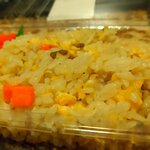 華龍DELI - 五目炒飯の全景です。真っ赤な人参が何粒か入ってて目立つから、料理名に「五目」って付けたのかな？(笑)