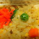 華龍DELI - 炒飯においてわたくしは「紅生姜を付ける派」です。そしてグリーンピースについては「あったら喜ぶ派」です。右上の白いのが付けてくれたプラスチック製スプーンです。ちょうど今、サクッと掬(すく)ったところです