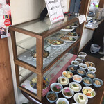 Yatsuki Shokudo - 出来合いの小皿など並んでて 大衆食堂感が