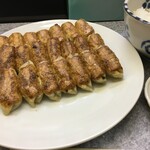 餃子専門店チャンピオン - 焼き餃子3人前、ごはん中