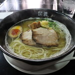 Menzo Hinoya - 白醤油ラーメン(800円、斜め上から)