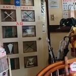 秋桜 - お店のドア。
開店時間が長め。