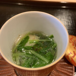 津の守坂 小柴 - くじらのさえずりと青菜 くじらの舌の部分。ふわふわした食感。旨みでている。 さえずり、あまり食べたことがないし、こういういただき方をしたのは初めて。 小柴さんの一品目がさえずりとは、ちょっと意外