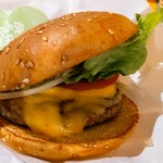 FRESHNESS BURGER Ionmoruokayamaten - チーズバーガー。分厚いトマトと。手作り！っぽさのハンバーグ