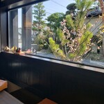 文四郎麩 - 店内、大きな窓から日差しがたっぷり～