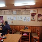 ひょうたん食堂 - 4人×4卓、2人×2人の店内に先客が一人