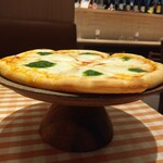 Italian Dining Dona Keio Seiseki Sakuragaoka Sc Ten - 北海道産モッツァレラチーズのマルゲリータ980円を横から