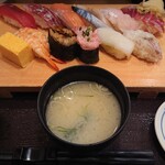 Sushi Uogashi Nihon Ichi Shinbashiekibiruten - 特盛にぎり。