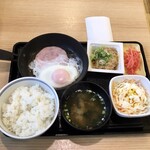 Yoshinoya Fuchu Nakagawara Ten - ハムエッグ納豆朝食404円