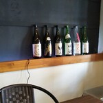 天老 - 店内-1、こだわり日本酒の酒瓶