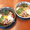 郷麺 けん軒 - まぜそば（左）＆ まぜそば（辛み増し・特盛り）