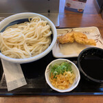 丸亀製麺 - ざるうどん特、かしわ天、薬味など。