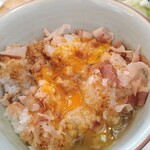 Katsuobushi o Tanoshimu Omise Runrun Tei - ねこまんまに生卵。合わない訳がない。