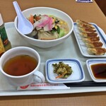 Ringer Hut Yumetaunhiroshimaten - 野菜たっぷり食べるスープとぎょうざ７個定食